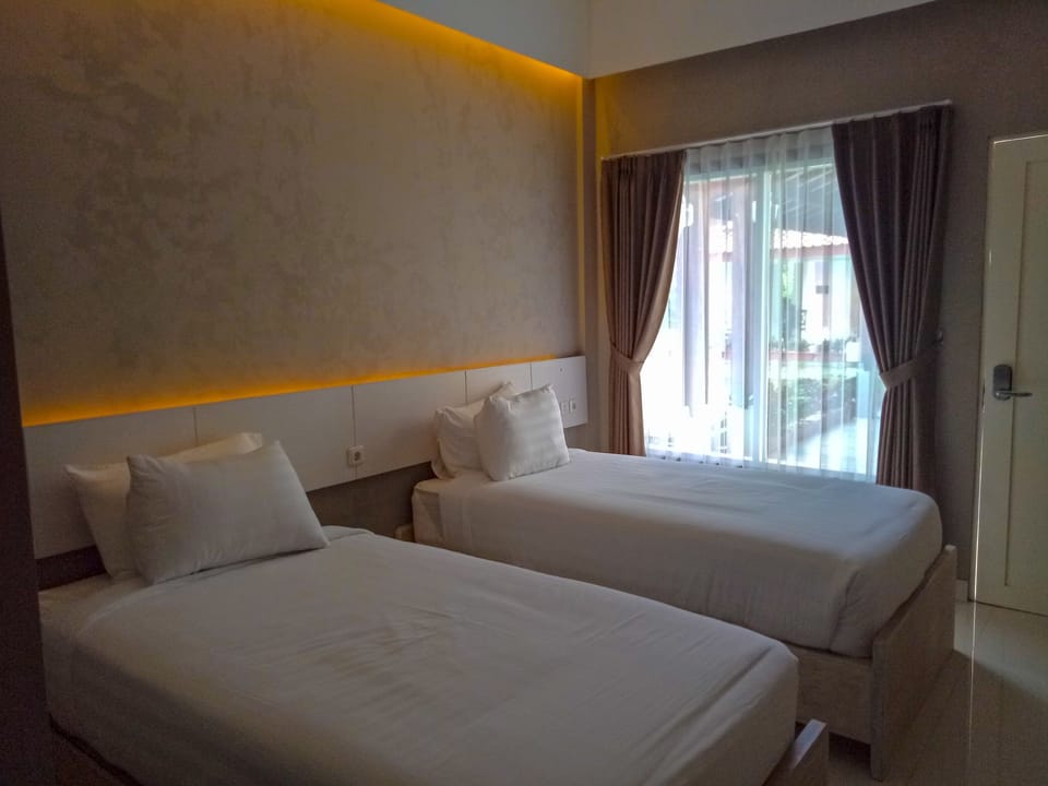 Deluxe Twin Room | Desk, free WiFi, bed sheets, wheelchair access