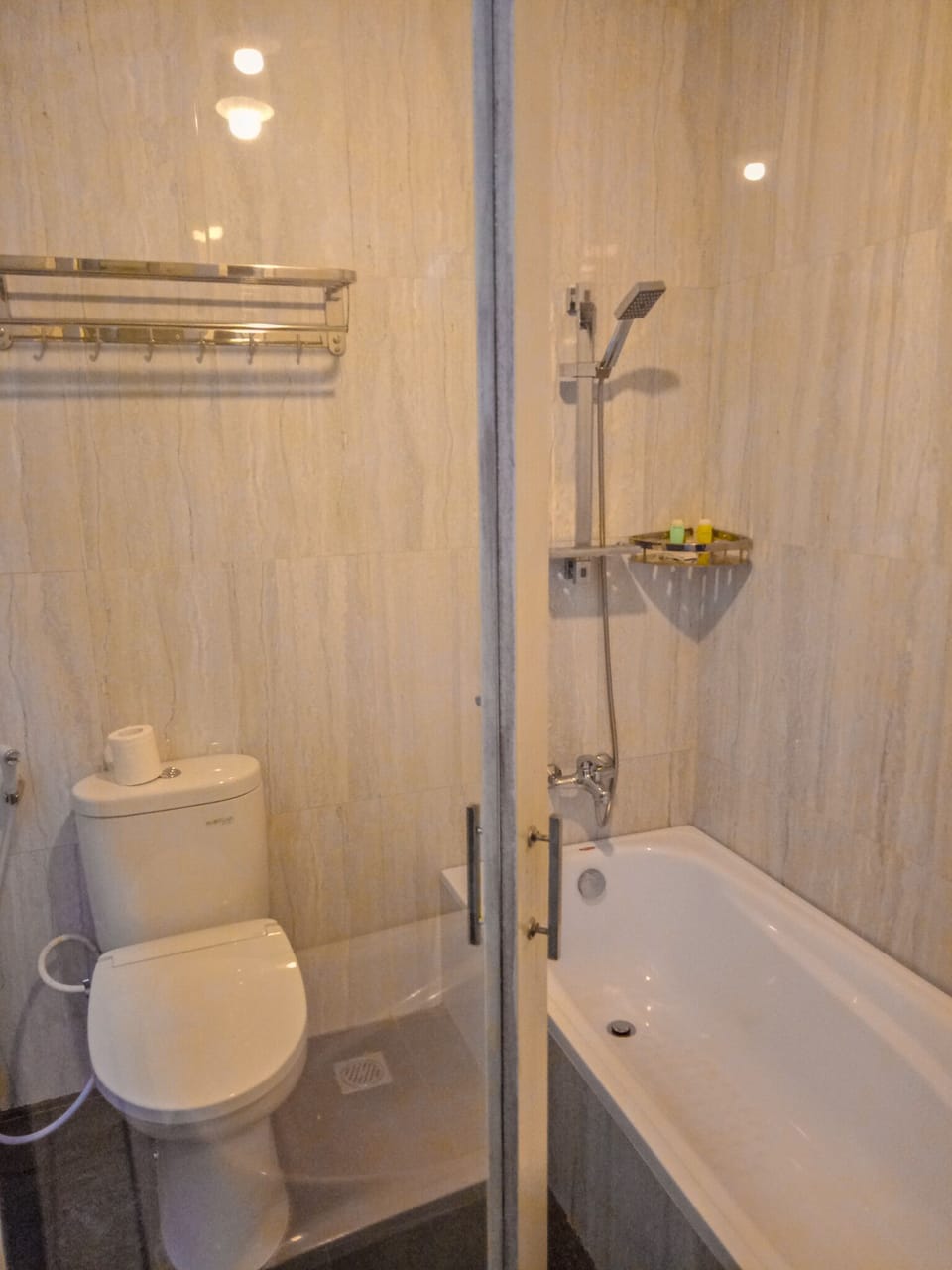 Family Double Room | Bathroom | Free toiletries, slippers, bidet, towels