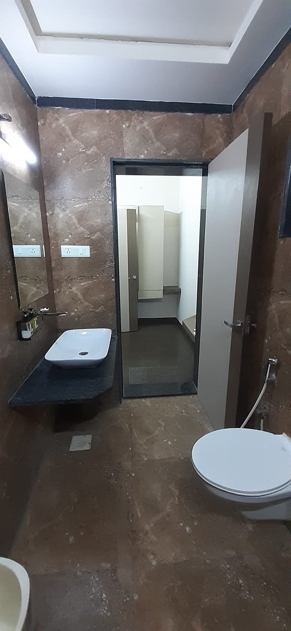 Super Deluxe Room | Bathroom | Shower, rainfall showerhead, slippers, towels
