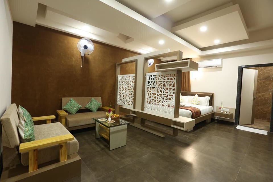 Suite, 1 Double Bed, Non Smoking | Desk, rollaway beds (surcharge), WiFi (free)