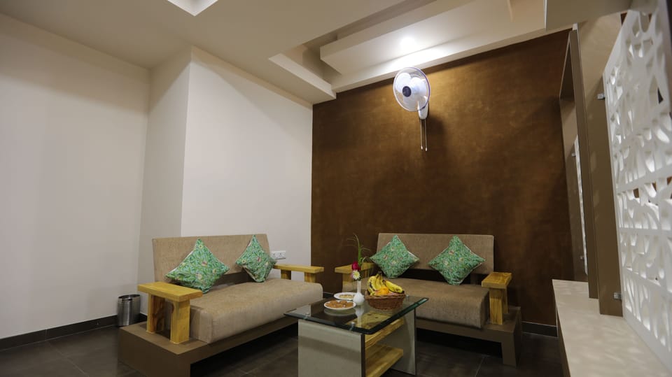 Suite, 1 Double Bed, Non Smoking | Desk, rollaway beds (surcharge), WiFi (free)