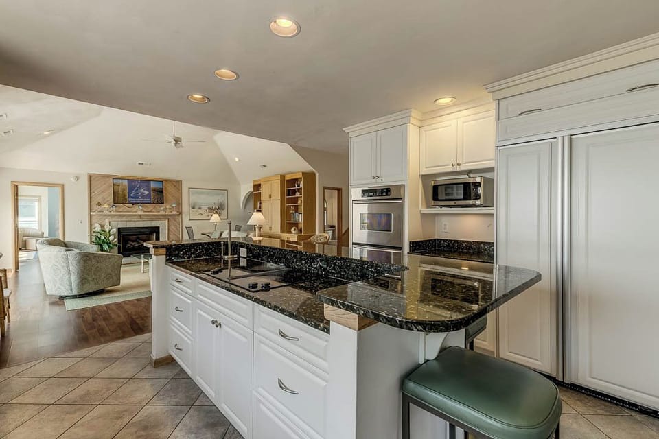 Top-Level Kitchen with Island (seats 6)