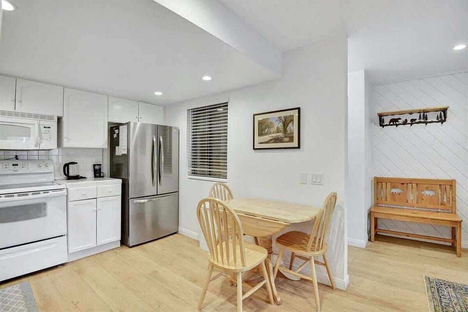 Kitchen with expandable dining table