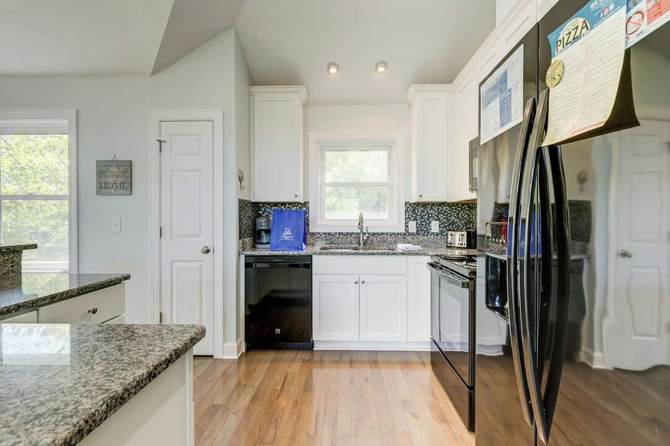 Top-Level Kitchen with Bar (seats 4)