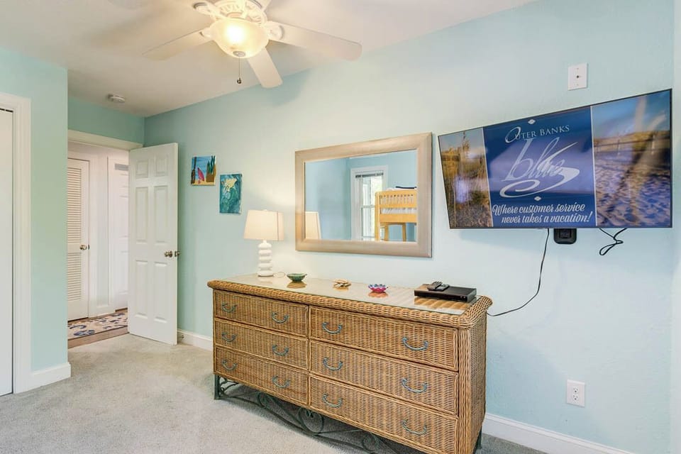 Mid-Level Bedroom with Bunk Bed with Deck Access