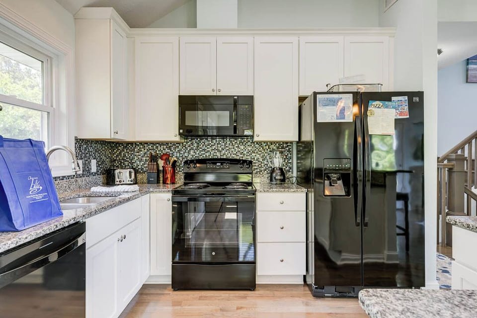 Top-Level Kitchen with Bar (seats 4)