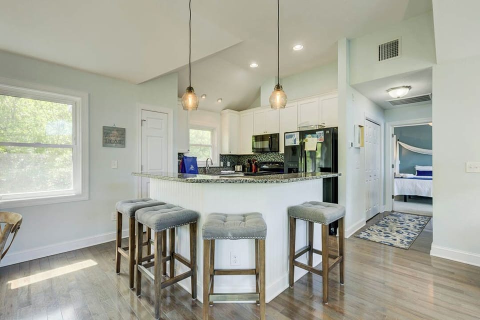 Top-Level Kitchen with Bar (seats 4)