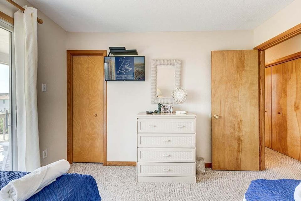 Mid-Level Bedroom with 2 Twin Beds and Deck Access