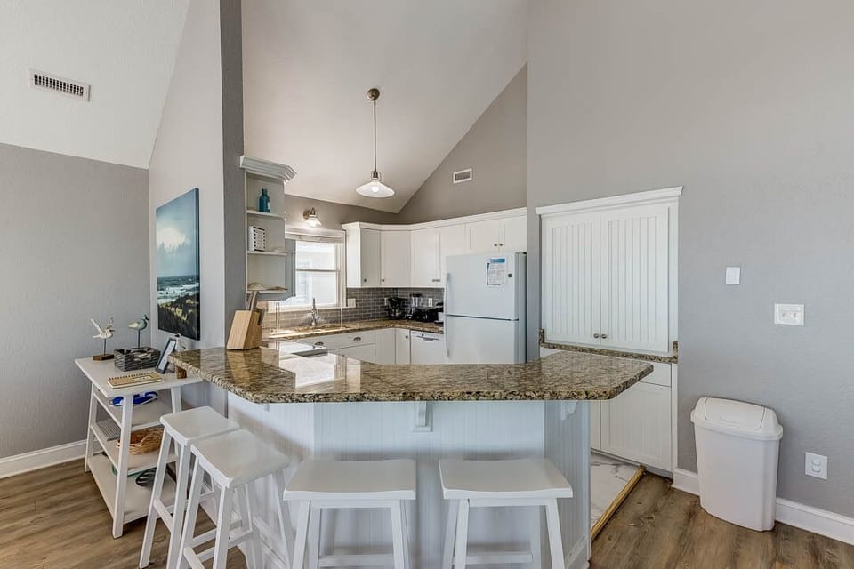 Top-Level Kitchen with Bar (seats 4)