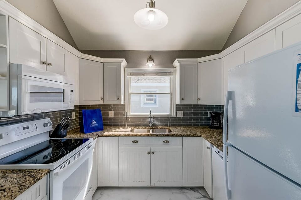 Top-Level Kitchen with Bar (seats 4)