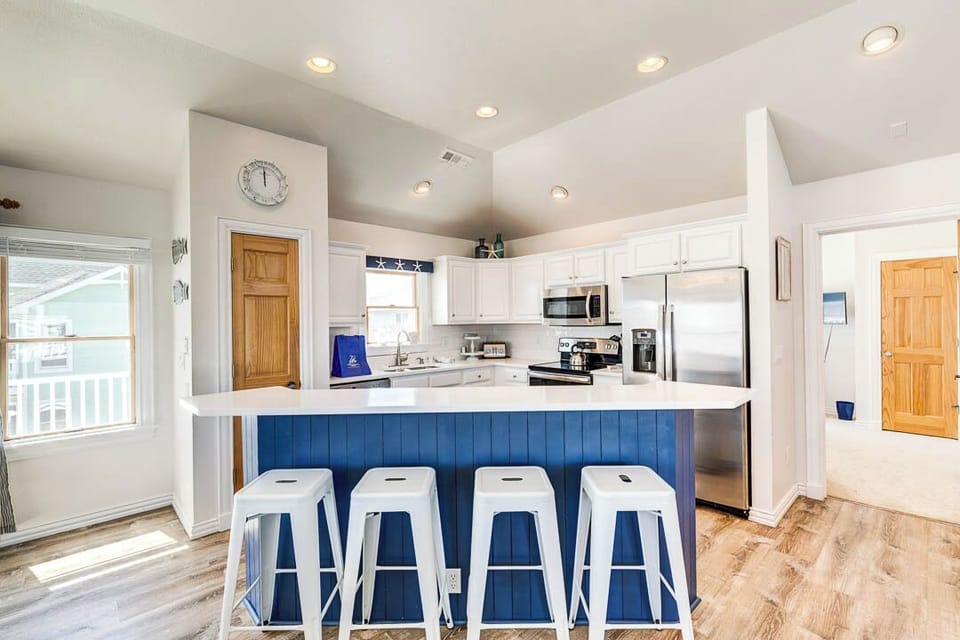Top-Level Kitchen with Bar (seats 4)