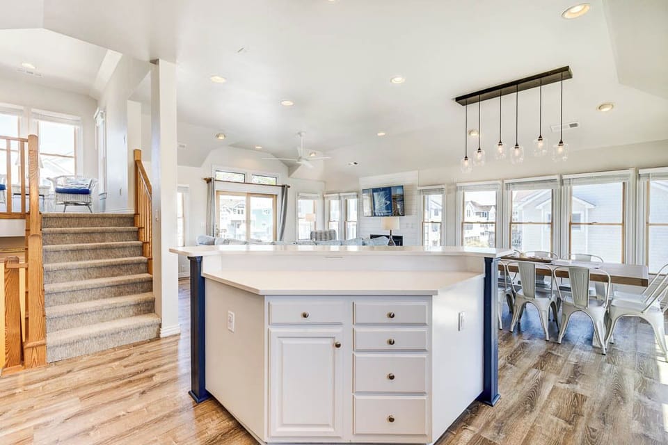 Top-Level Kitchen with Bar (seats 4)