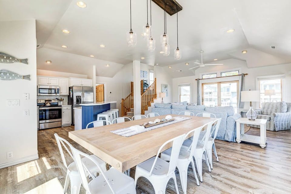 Top-Level Dining Room with Table (seats 10)