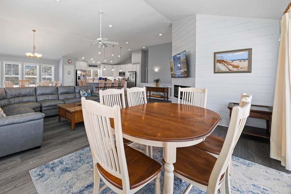 Top-Level Living Room with Table (seats 6)