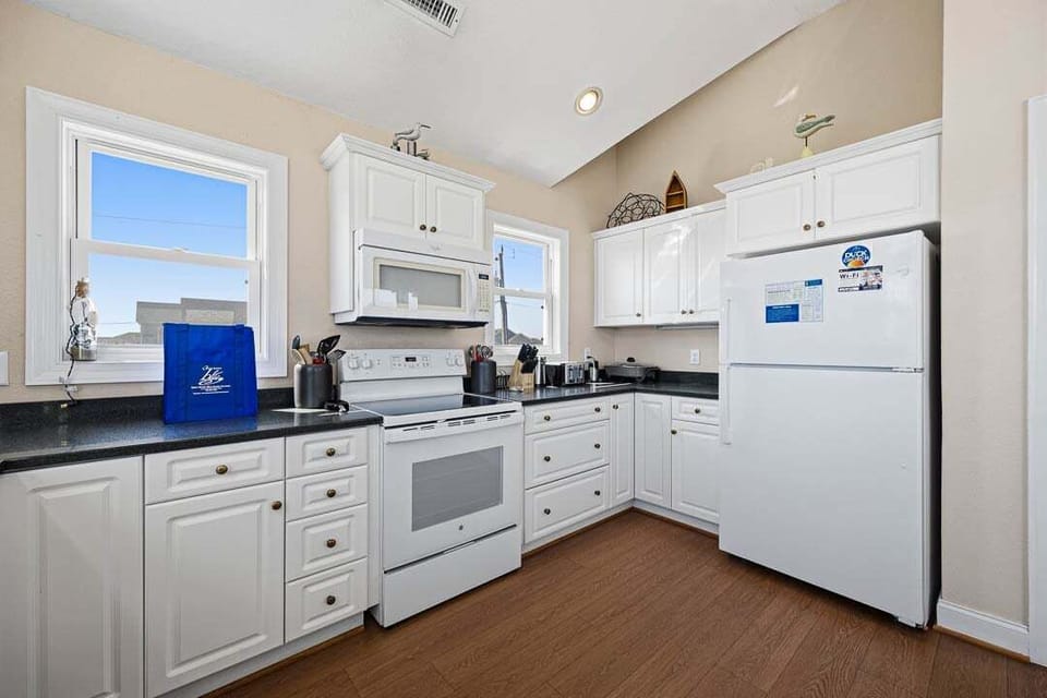 Top-Level Kitchen with Bar (seats 4)