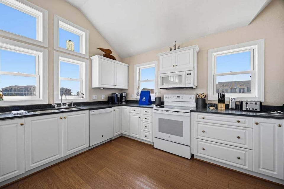 Top-Level Kitchen with Bar (seats 4)