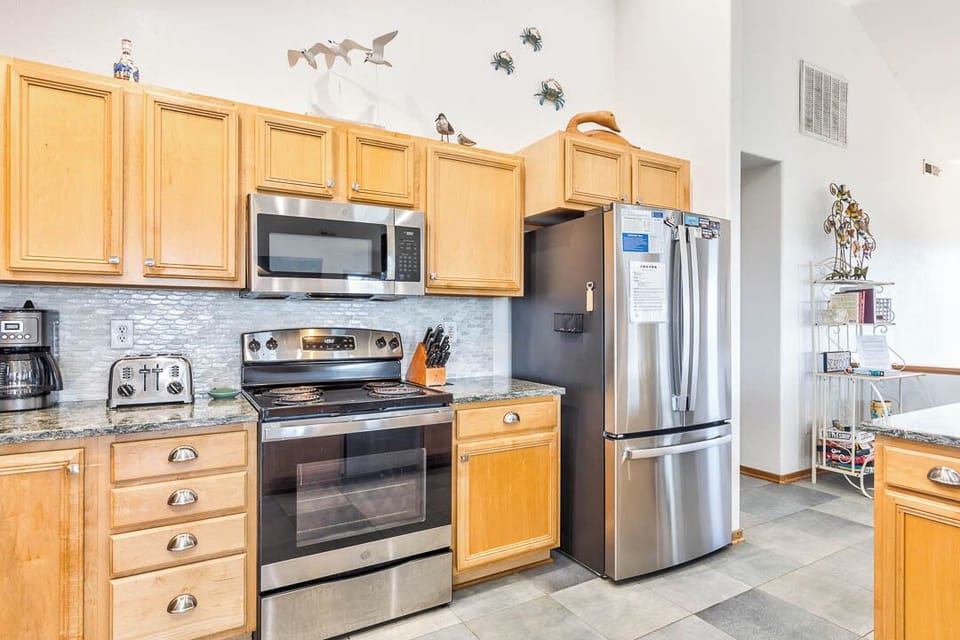 Top-Level Kitchen with Bar (seats 6)