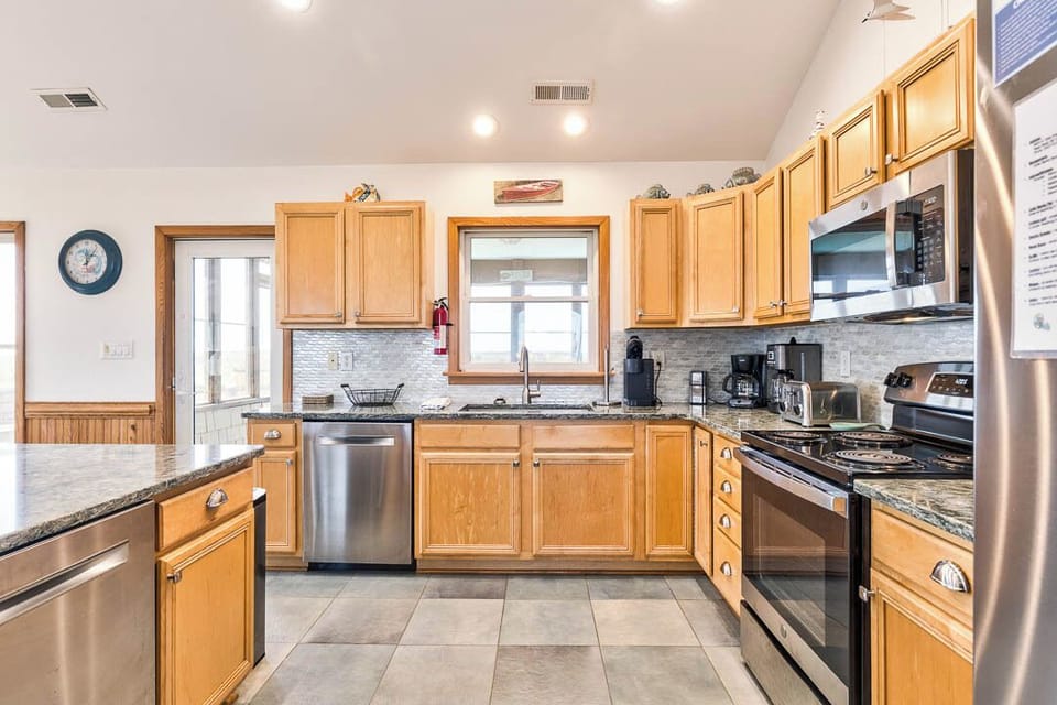Top-Level Kitchen with Bar (seats 6)