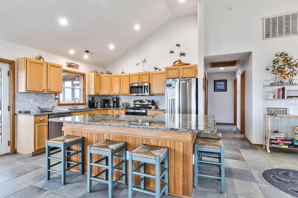 Top-Level Kitchen with Bar (seats 6)