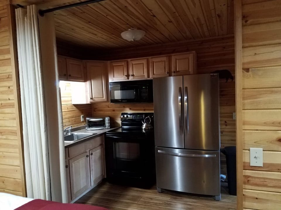 kitchen w/double door stainless new frig