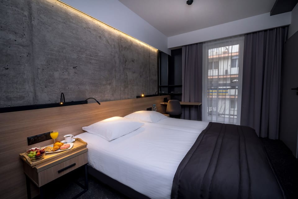Comfort Double Room, 1 King Bed, Non Smoking | Living area | Flat-screen TV