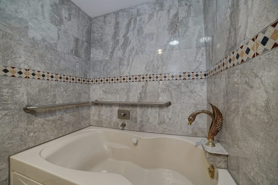 Bergen Tub