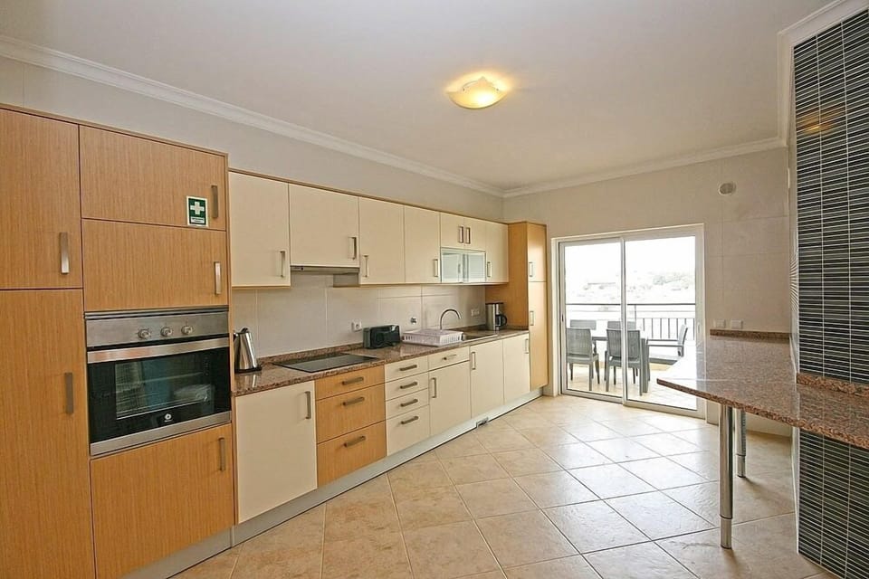 LARGE KITCHEN
