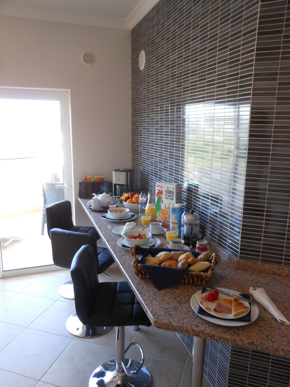 LARGE BREAKFAST BAR PREP AREA