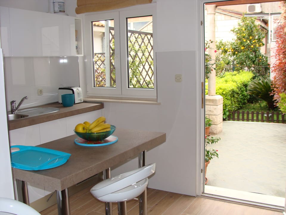 TERACE AND GARDEN VITH VIEW