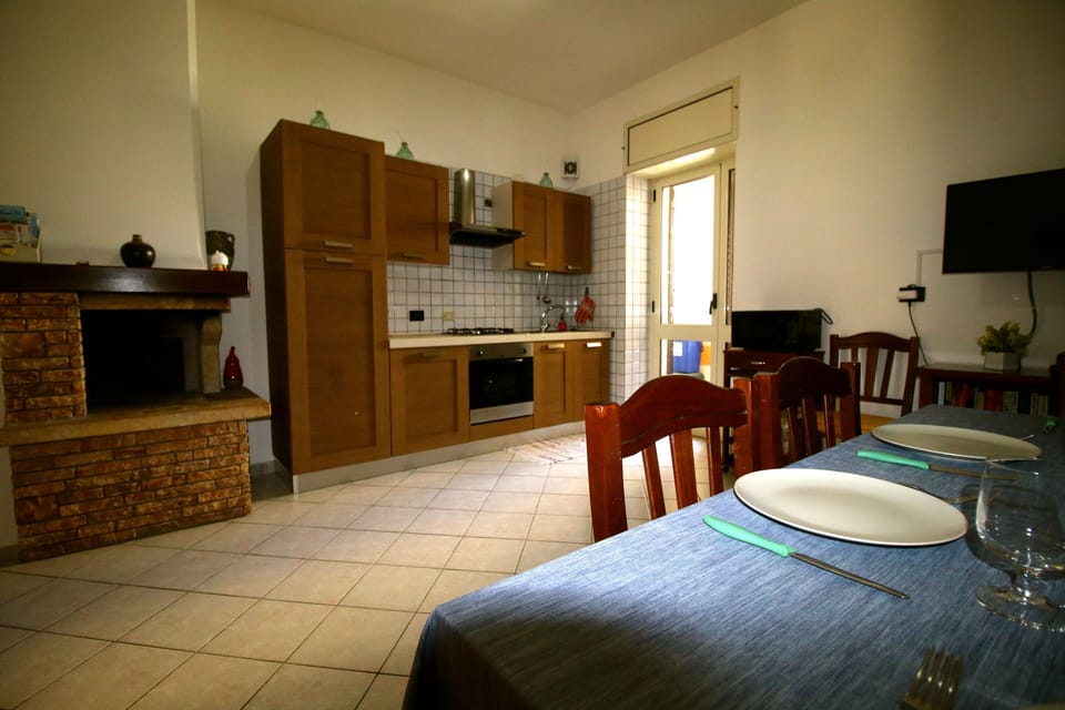 Fully equipped kitchen with dining table/chairs and comfortable sofa 