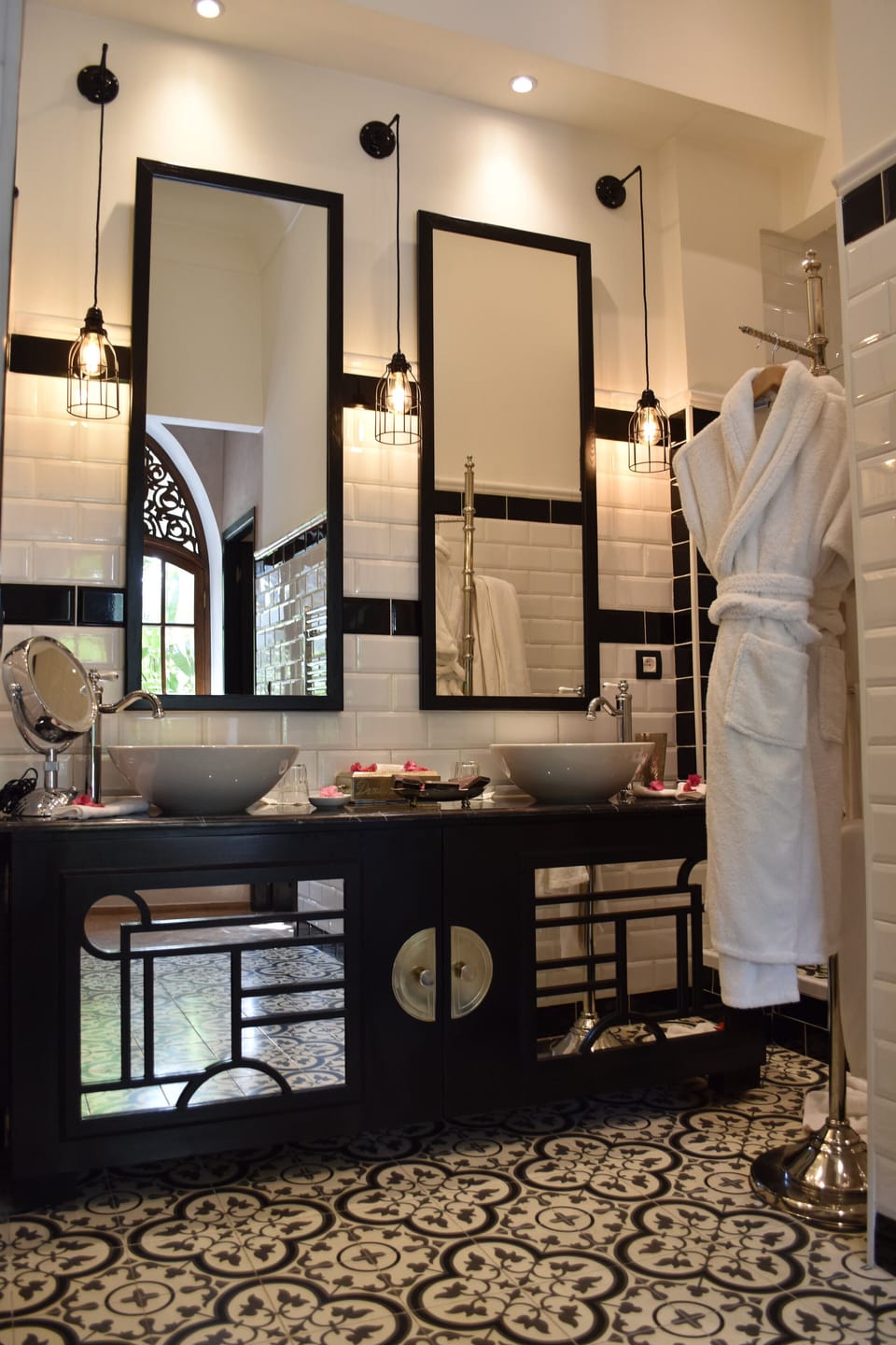 Invitation To Travel Royal Suite | Bathroom | Separate tub and shower, rainfall showerhead, designer toiletries