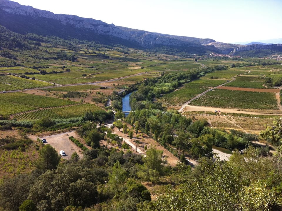 Tautavel in the horizon, left mainroad to Vingrau, right joggingroad to the lake