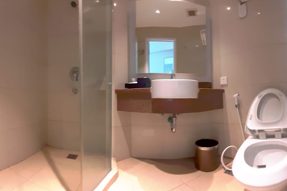 Superior Twin Room, 2 Twin Beds | Bathroom | Shower, free toiletries, hair dryer, slippers