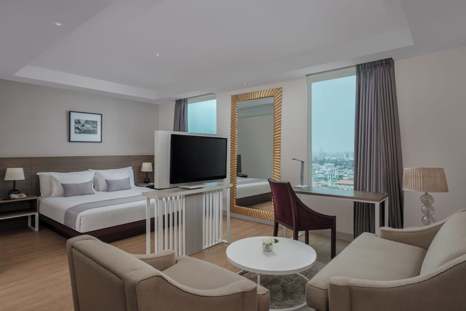 Business Suite, 1 King Bed | Premium bedding, desk, free WiFi, alarm clocks