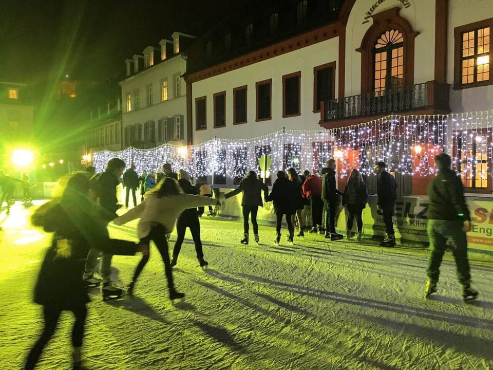 Eislaufbahn im Winter