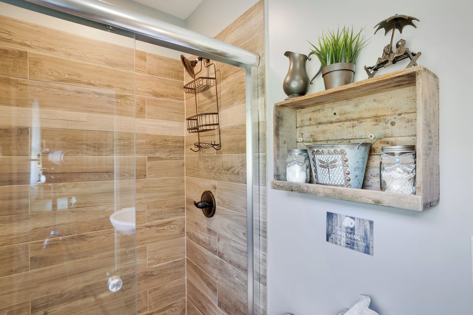 Master Bedroom In-Suite Bathroom Alt Photo