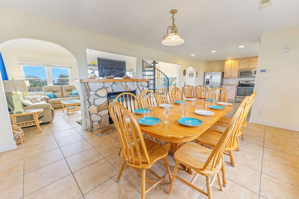Surf or Sound Realty - 18 - Hello World - Dining Area -2