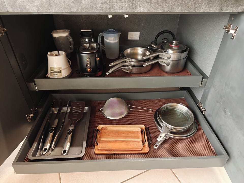 Blender, Toaster, Water Kettle, High Quality Pot/Pans, Grilling Utensils