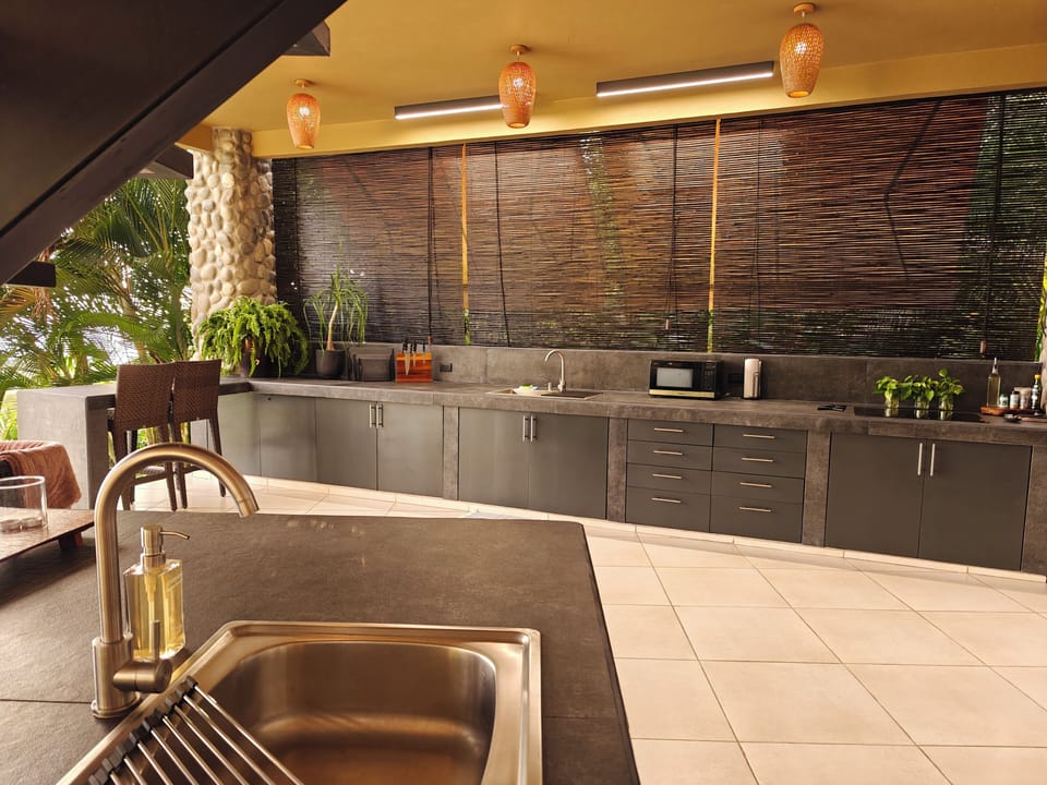 Fully Equipped Kitchen and Island wetbar