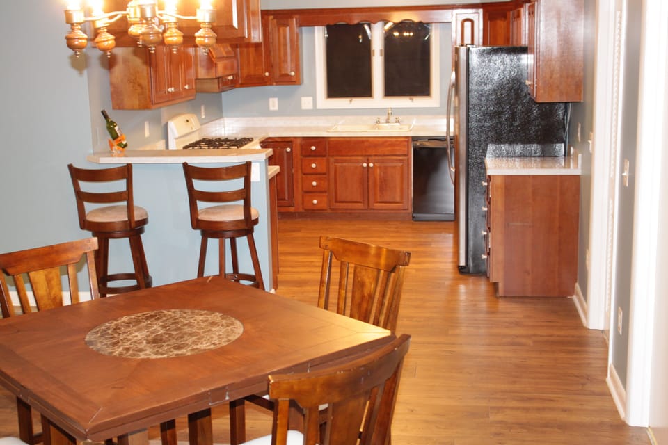 Kitchen & dining area with Seating for 6