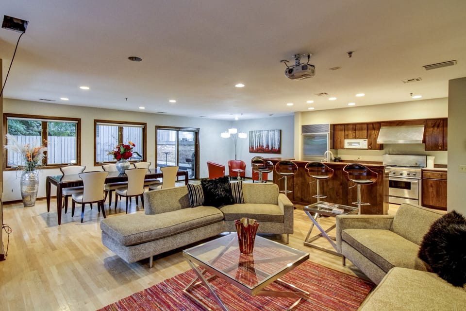 Beautiful Open Townhome with Beautiful Furniture