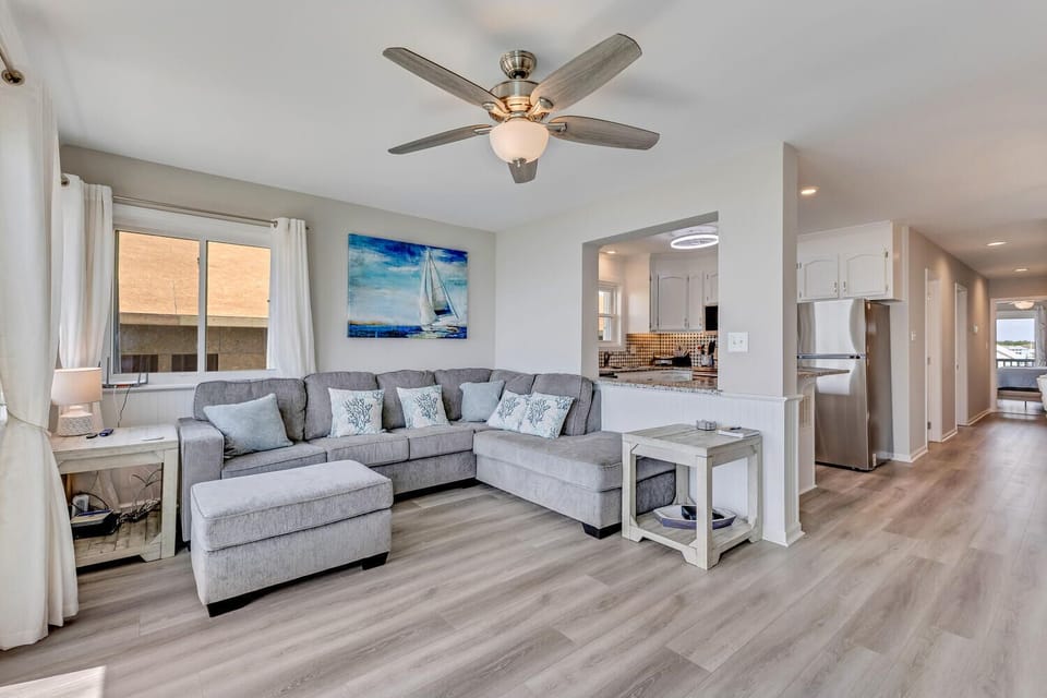 Royal Sands I B3 The-large-014-072-Main Living Area-1500x1000-72dpi