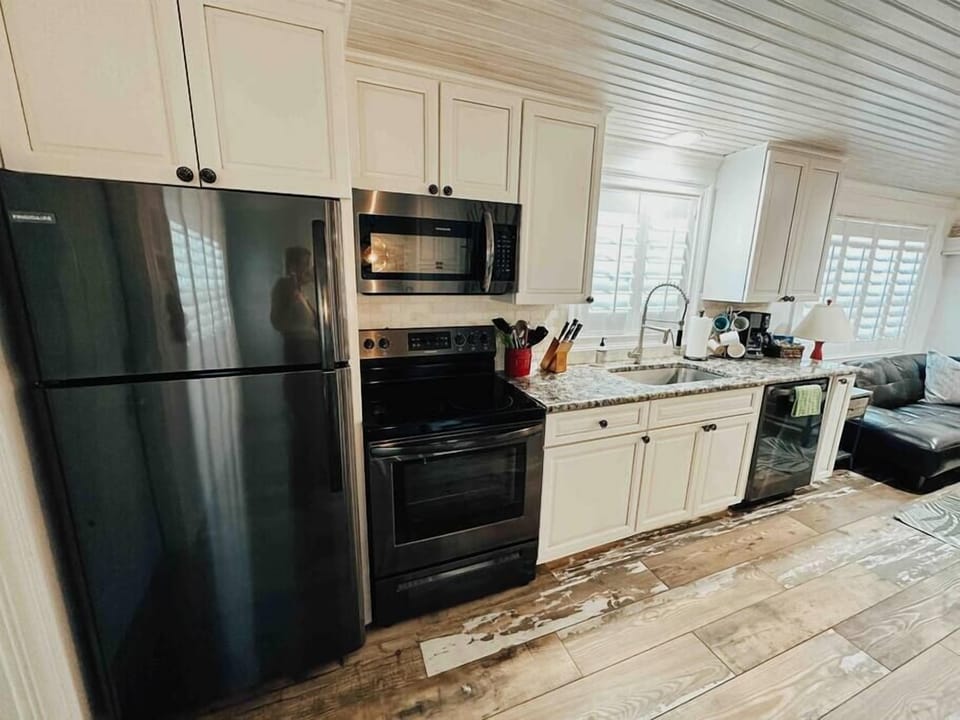  Fully supplied kitchen