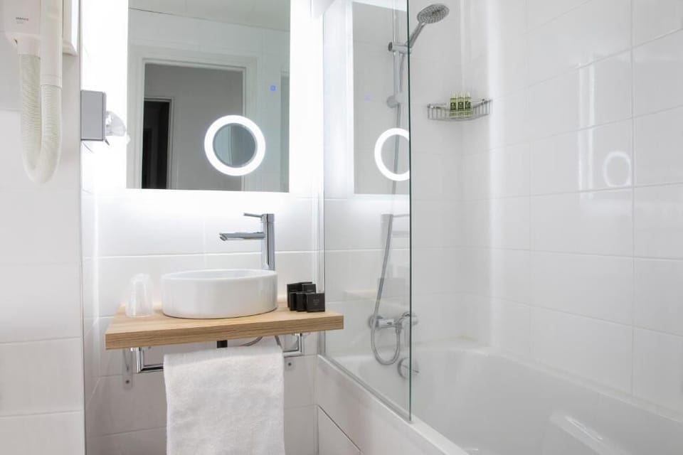 Triple Room | Bathroom | Combined shower/tub, free toiletries, hair dryer, towels