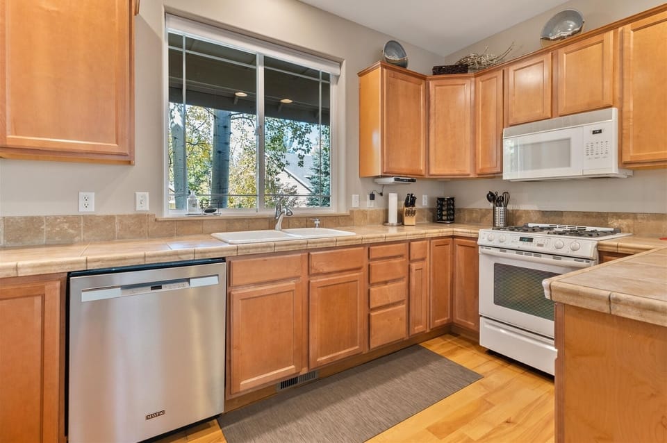 Fully equipped kitchen w gas range