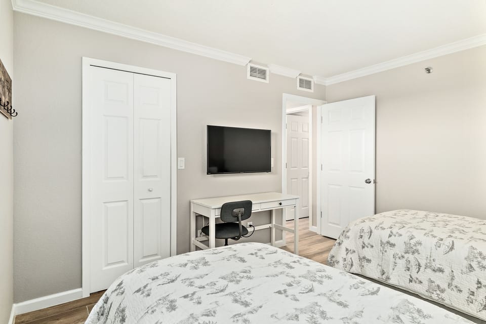 Guest room with large closet, SMART TV and Desk