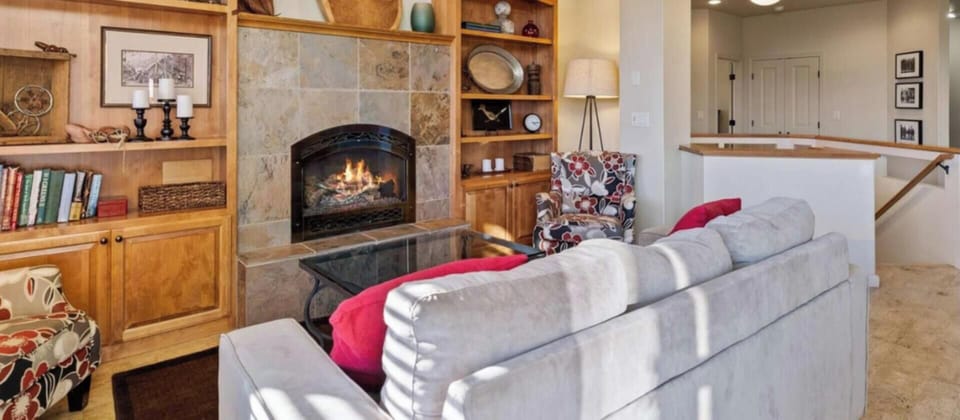 Beautiful NW Ogden, West side Bend OR vacation home, sleeps 8, no pets