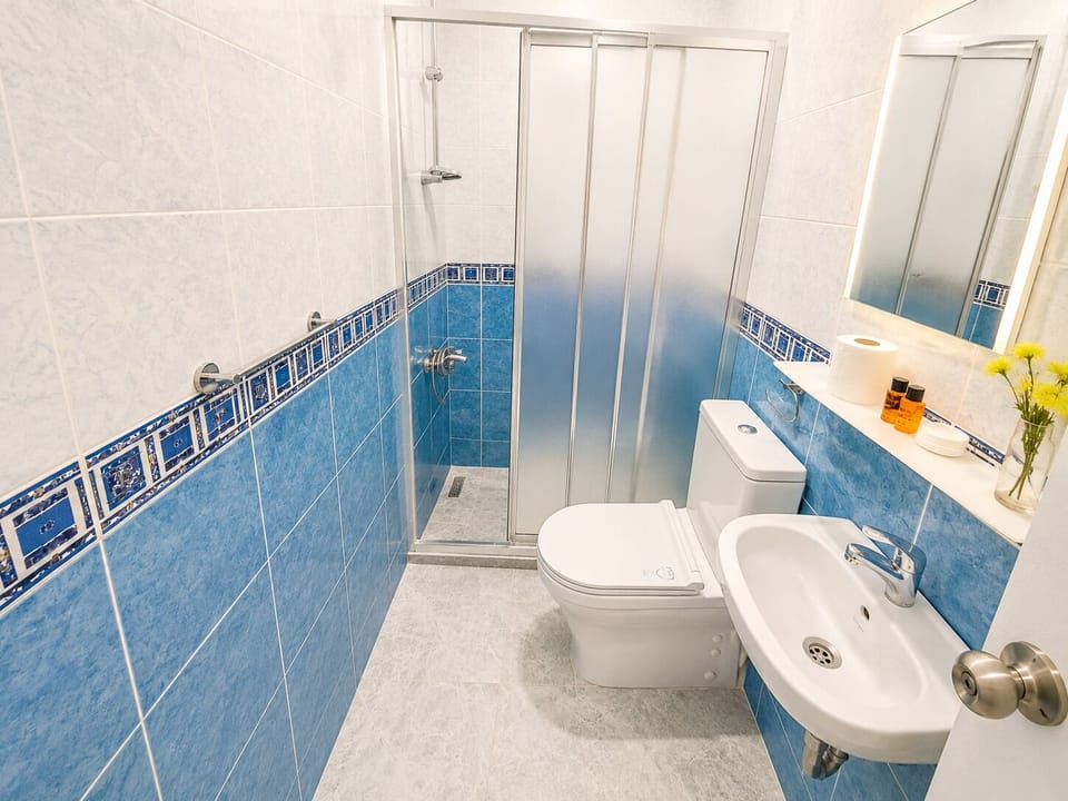 Shower, rainfall showerhead, free toiletries, hair dryer