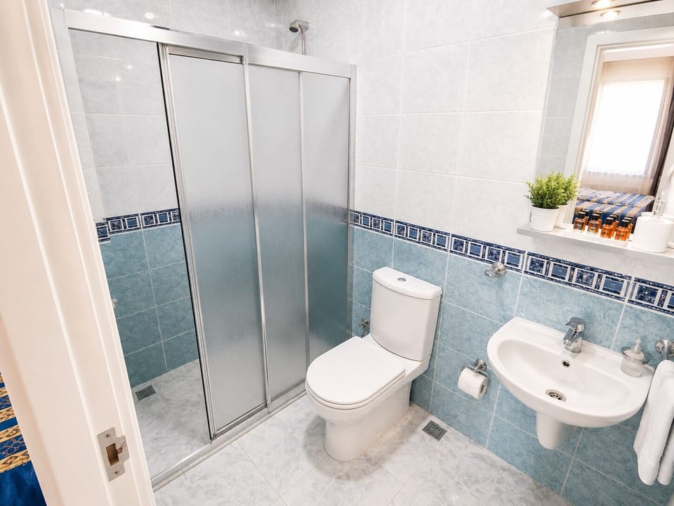 Standard Single Room | Bathroom | Shower, rainfall showerhead, free toiletries, hair dryer