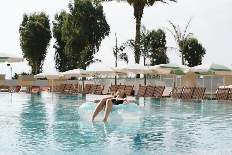 Seasonal outdoor pool, free cabanas, lifeguards on site